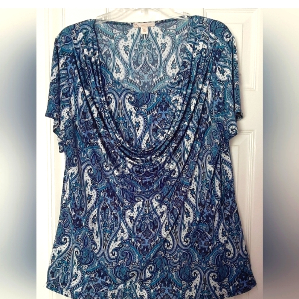 Pretty ladies top by established 1962